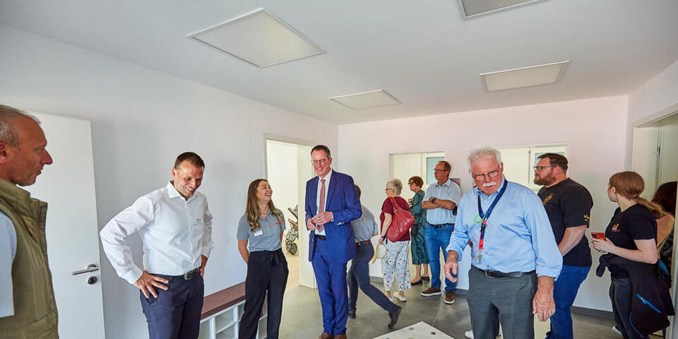 Christian Görg, Vorstand des Regionalverbands Mittelrhein der Johanniter (2. von links), Madina Tuschumbekov, Projektmitarbeiterin Jugend und Soziales (3. von links), Michael Ebling, Innenminister RLP (4. von links), Alfred Sebastian, Ortsbürgermeister Dernau (vorne rechts)