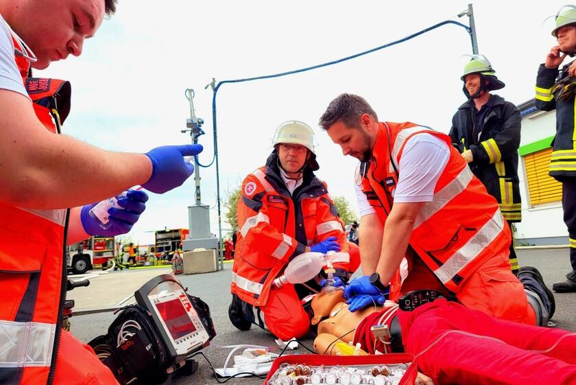Drei Ehrenamtliche versorgen eine Mime bei einer Übung