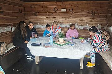 Gruppe in Blockhütte