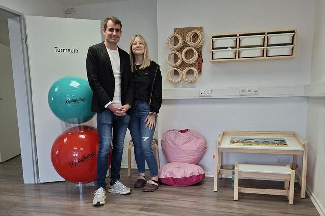 Philipp Tausch, Regionalvorstand der Johanniter in Südthüringen und Vanessa Heßler, Leiterin der Ergotherapie in den neuen Praxisräumen.