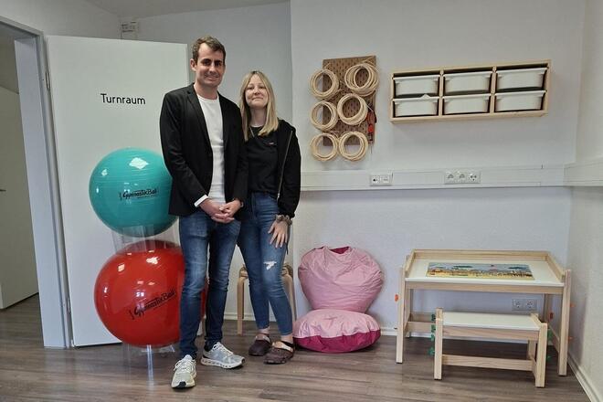 Philipp Tausch, Regionalvorstand der Johanniter in Südthüringen und Vanessa Heßler, Leiterin der Ergotherapie in den neuen Praxisräumen.