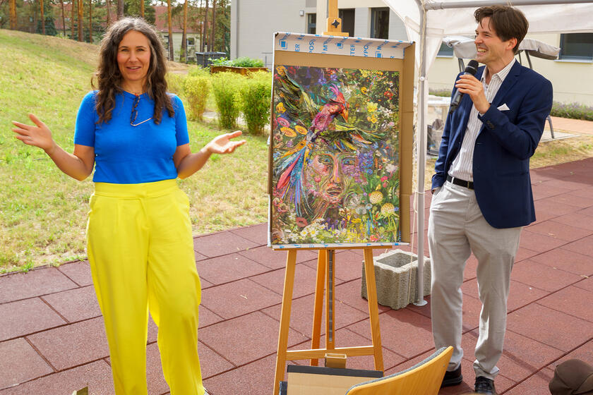 Sonja Koppitz schenkt ihre Collage "Phönix" der Klinik, vertreten durch Chefarzt Dr. Eike Ahlers