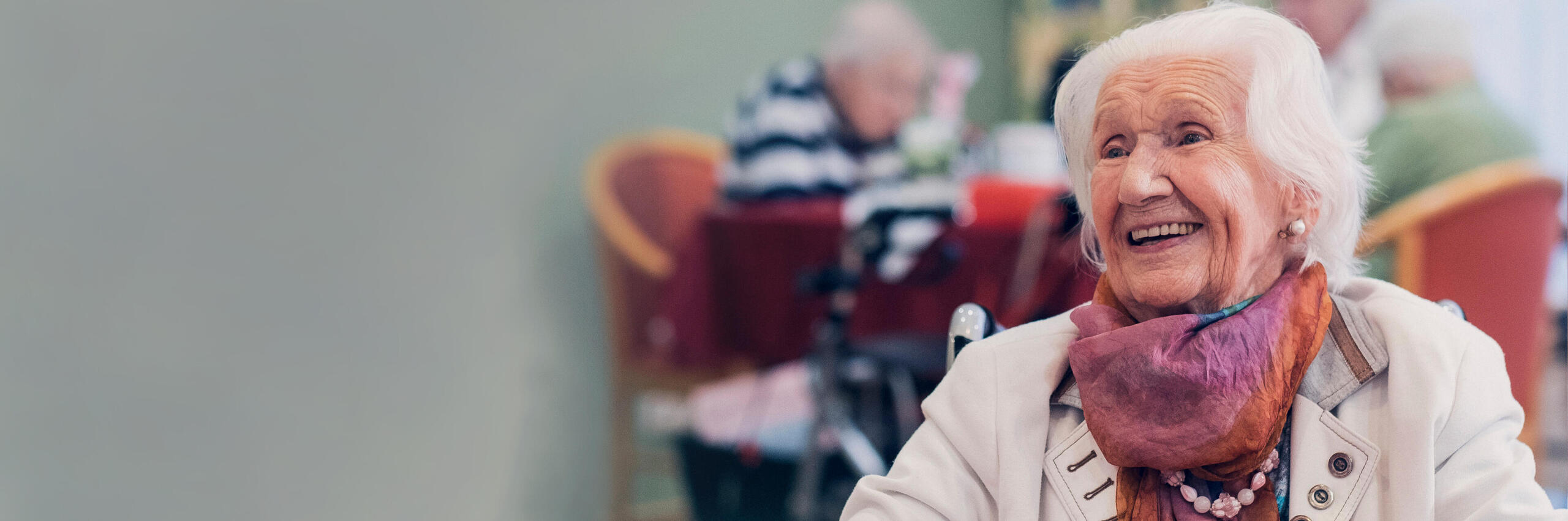 Seniorin im Speisesaal eines Johanniter Seniorenhauses