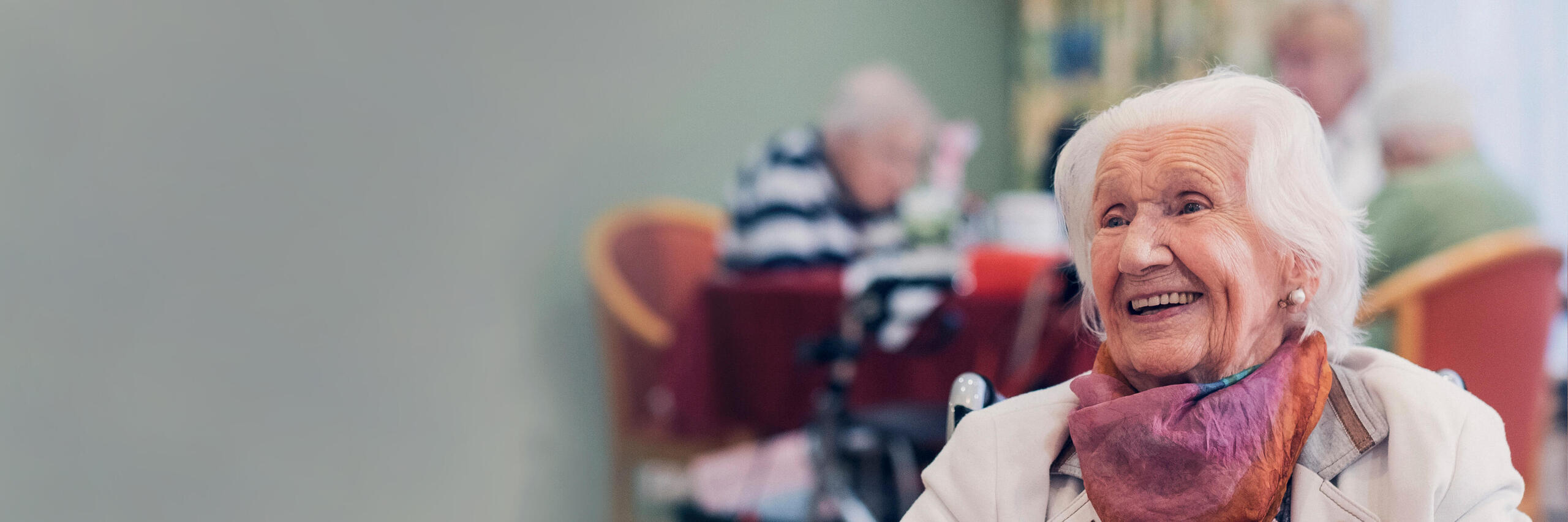 Seniorin im Speisesaal eines Johanniter Seniorenhauses