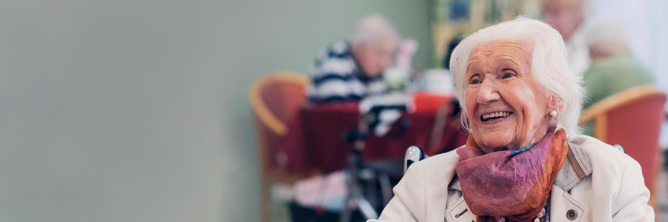 Seniorin im Speisesaal eines Johanniter Seniorenhauses