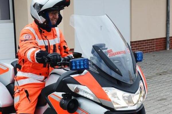 Detlef Petersen sichert als ehrenamtlicher Biker in den warmen Monaten des Jahres die Autobahnen in der Region ab und unterstützt bei Autopannen und als Stauhelfer.