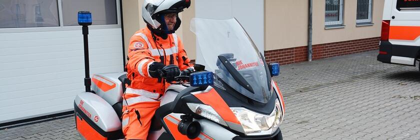Detlef Petersen sichert als ehrenamtlicher Biker in den warmen Monaten des Jahres die Autobahnen in der Region ab und unterstützt bei Autopannen und als Stauhelfer.