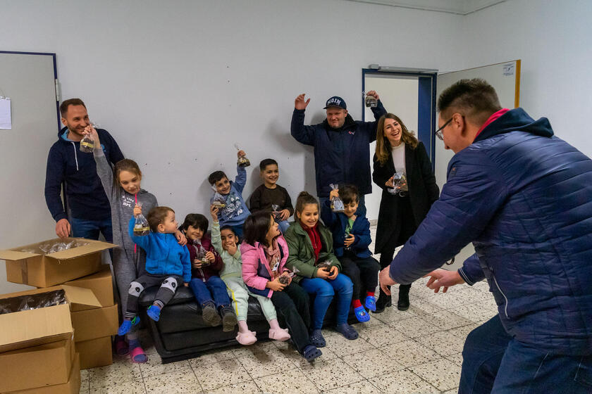 Die Leckereien sorgten für viel Freude besonders bei den Kindern, die derzeit in der Gemeinschaftsunterkunft, die von DRK und Johannitern gemeinsam betrieben wird, leben.