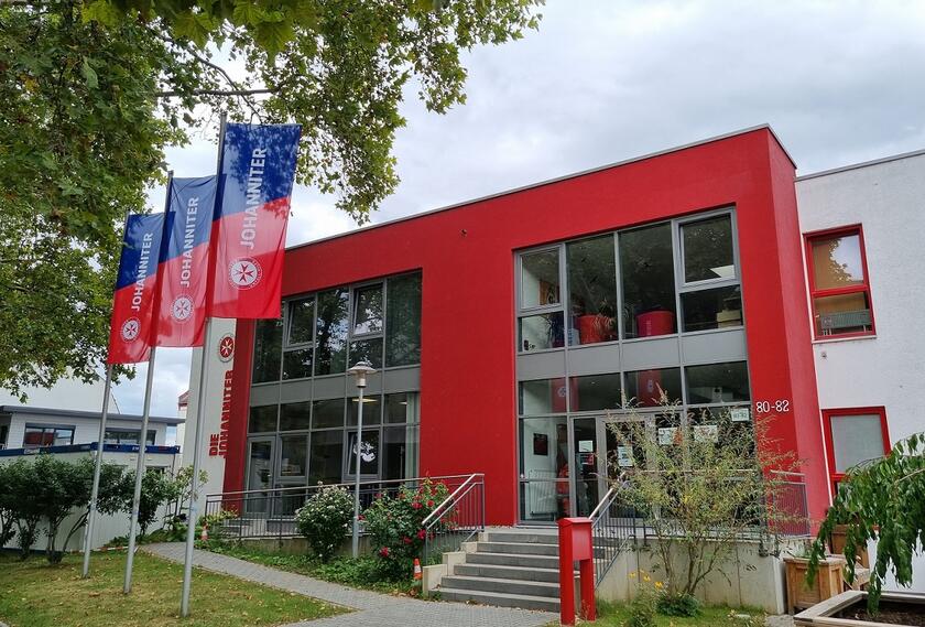 Die Geschäftsstelle der Johanniter in Wiesbaden-Amöneburg in der Frontansicht.