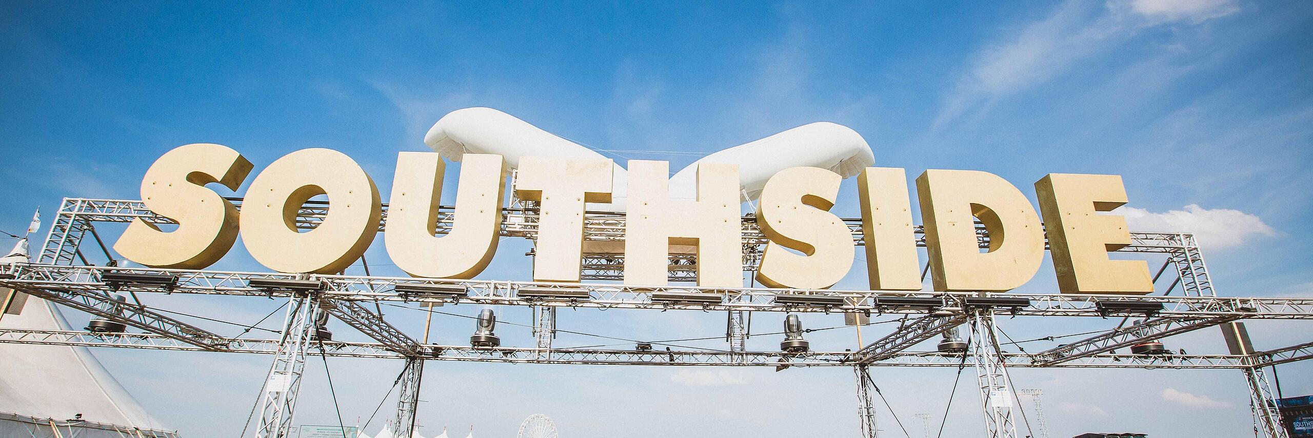 Besucher strömen auf das Gelände, über dem Eingangsbereich zum Southsidefestival prangt ein großer Schriftzug "SOUTHSIDE"