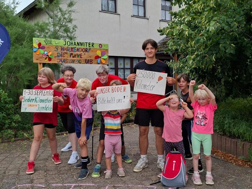Jugendclub-Kids werben für die Laufchallenge im September.