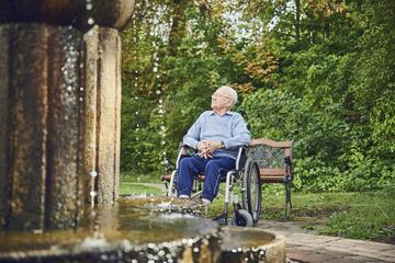 Ein Bewohner beobachtet den Brunnen
