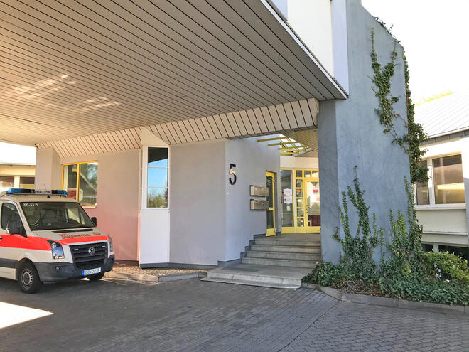 Ein Einsatzfahrzeug vor einem Gebäude