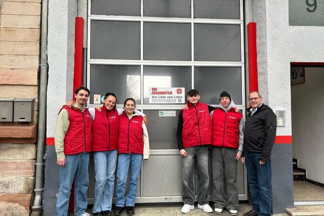 6 Junge werbende mit Regionalvorstand Christian Keller vor dem Eingangstor der Johanniter Dienststelle in Hanau