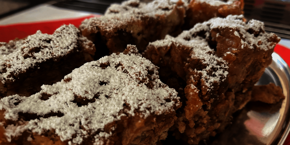 Aufgeschnittener Schokoladenkuchen