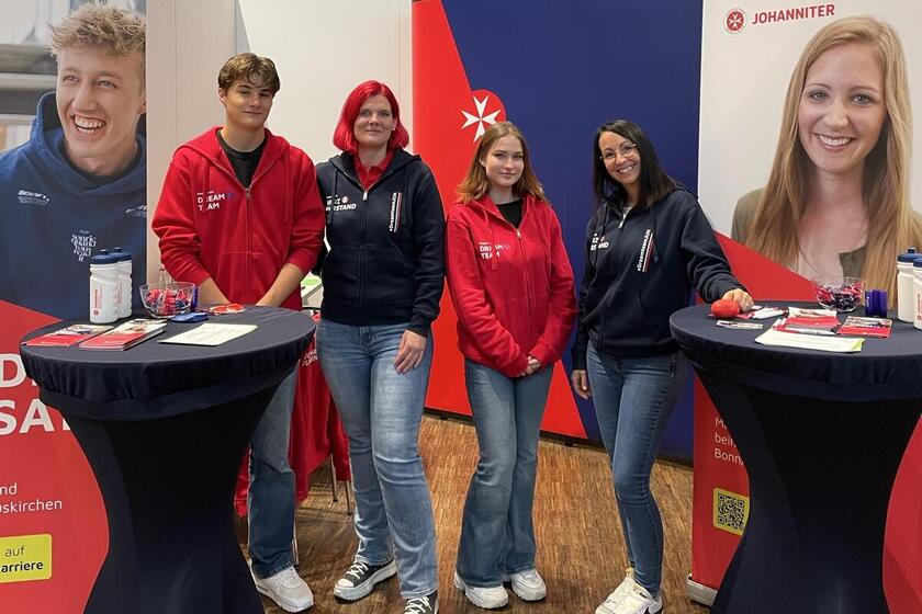 Johanniter-Team mit InfoStand auf der vocatium im Rhein Sieg Forum Siegburg