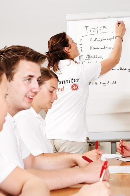 Johanniter-Jugendliche planen gemeinsam ein Projekt.