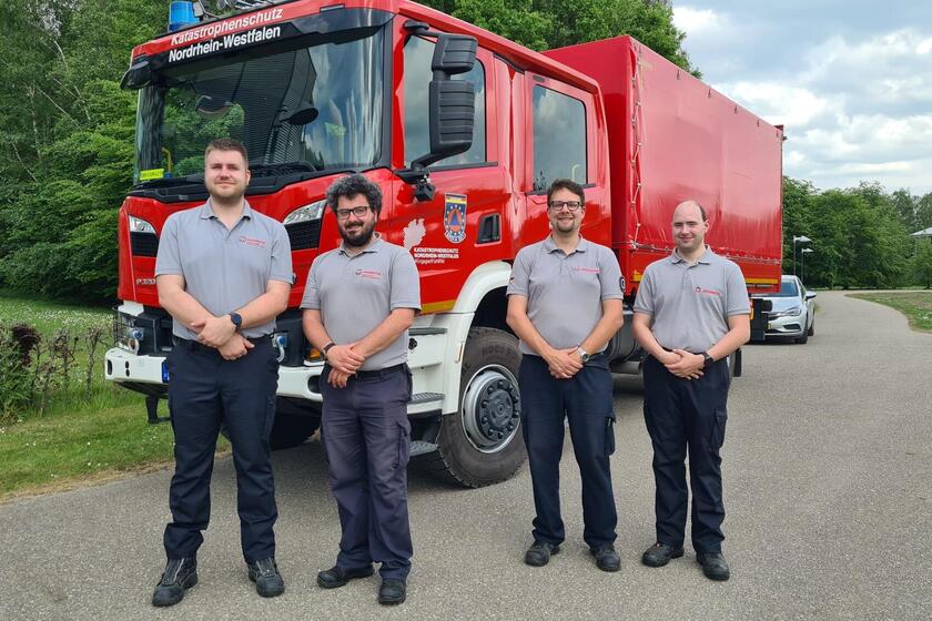 Das Foto zeigt das Johanniter-Team beim Einsatz des Waldbrandmoduls in den Niederlanden.