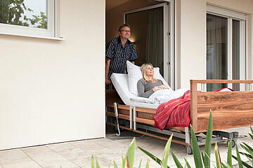 Gast genießt Sonne auf der Terrasse Johannes-Hospiz