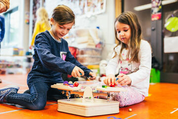 Kinder beim Spielen auf dem Boden