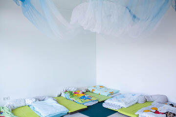 Matratzen in Schlafraum der Kita