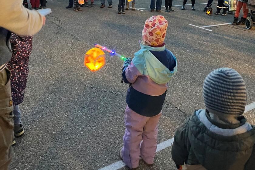 Kind mit Laterne bei der St. Martinsfeier
