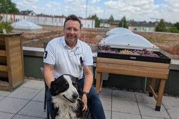 Pflegedienstleitung Tagespflege und Berner Sennenhund Amy