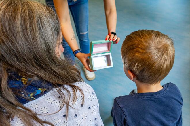 In einer Schatztruhe sehen die Vorschulkinder der Johanniter-Kita Traumland die wichtigste Person in ihrem Leben: nämlich sich selbst. Eine wichtige Lektion im Selbstbehauptungs- und Resilienztraining.