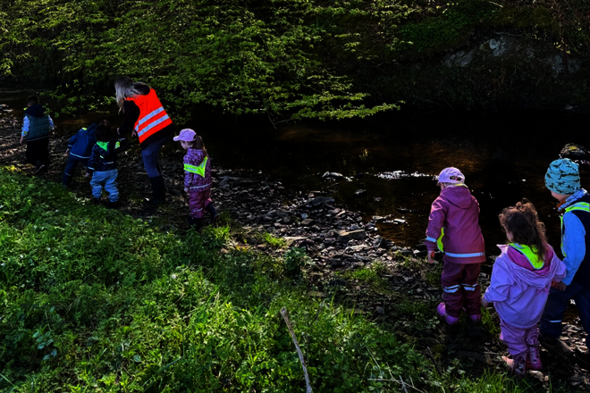 Kinder der Kita "Döörper Pänz" erkunden ganz praxisnah, zum Thema "Wasser ist Leben", den Bach