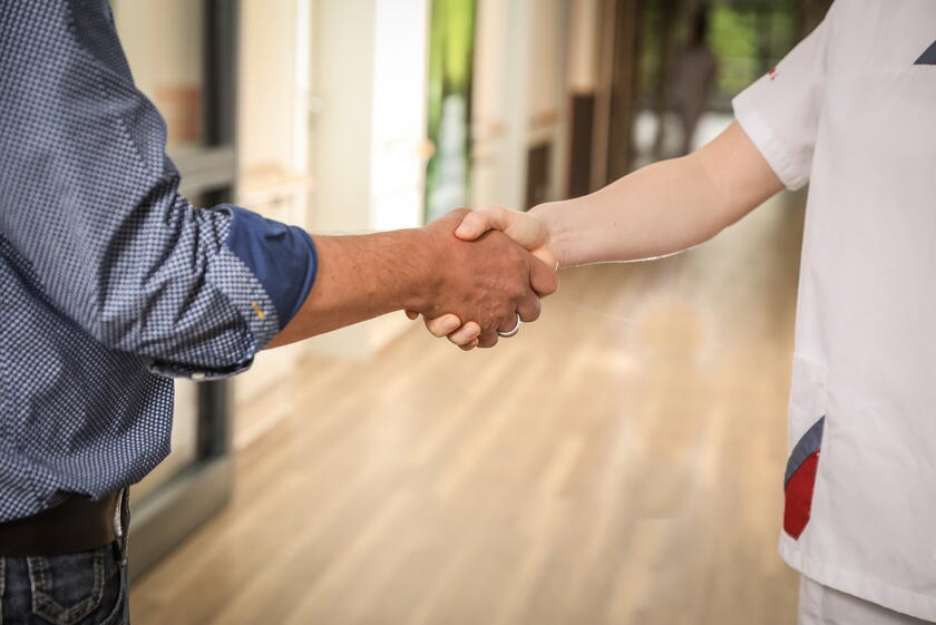 Händeschütteln zwischen Mann und Schwester 