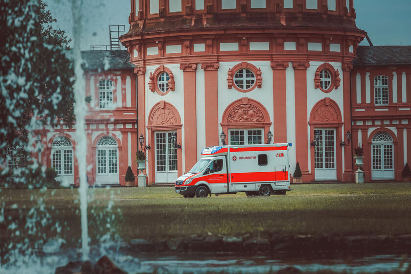 Ein Johanniter-Rettungswagen vor dem Kurhaus in Wiesbaden.