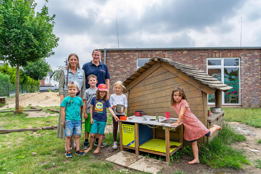Die Kinder der Eichhörnchen-Gruppe haben sich erfolgreich für eine Matschküche der Raiffeisenbank beworben. Ihre Erzieherin Yvonne Gibbisch (l.) half beim Briefeschreiben, Leiterin Sarina Wünsch-van Herwaarden (r.) findet: „Ein sauberes Kind hat nicht gespielt.“