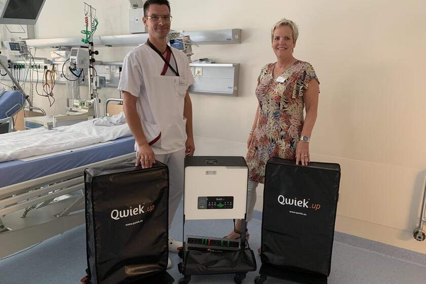 Mitarbeitende mit Quiek Up Geräten im Patientenzimmer