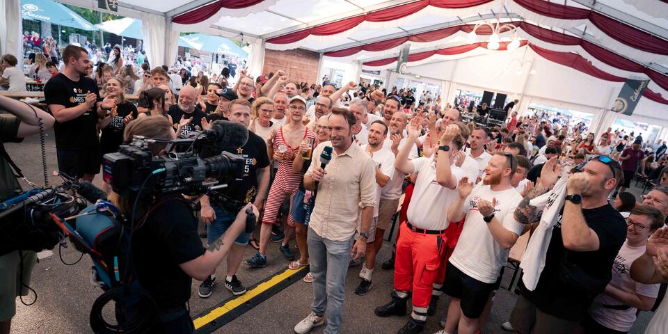 Tobias Radloff feiert mit den Teilnehmenden für einen Beitrag des SWR.
