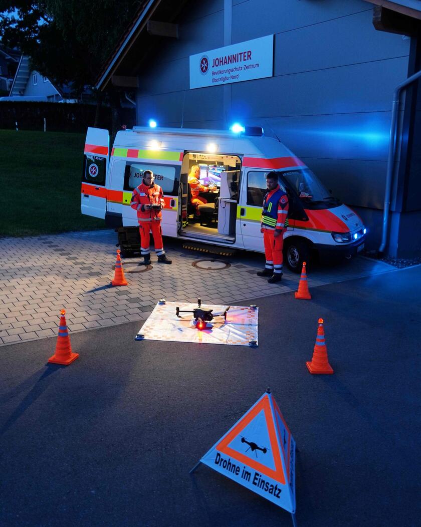 Drohneneinheit mit unserem Einsatzleitwagen und Drohne.