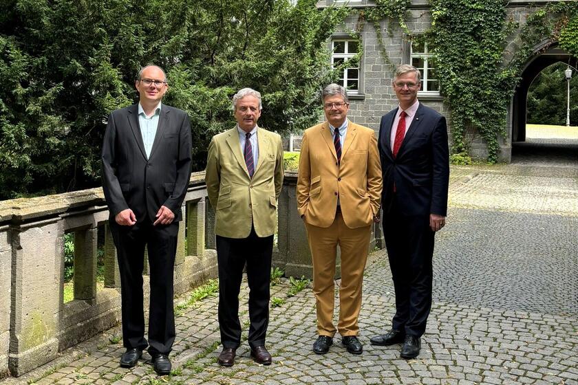 Kleiner Abstecher in den Schlossgarten v.l. Dominik Panz (Bereichsleiter Betriebswirtschaft im RV Mittelhessen), der Herrenmeister SKH Dr. Oskar von Preußen, Johannes Perlitt (Kommendator der Hessischen Genossenschaft des Johanniterordens) und Hans-Moritz von Harling (ehrenamtliches Mitglied im Regionalvorstand des RV Mittelhessen)