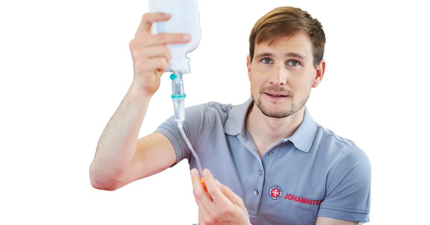 Notfallsanitäter hält Infusionsbeutel
