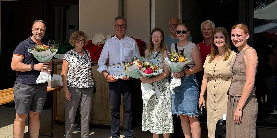 Marcus Hecht (Förderverein), Gerlinde Knipp (Stiftung Much), Peter Schaffrath (Regionaldirektor der Kreissparkasse Köln), Sandra Achilles und Stefanie Berzbach (Förderverein), Hans- Willi Schlimbach (Stiftung Much) und Celina Dreke, Kim-Laura Koppen (Leitung)