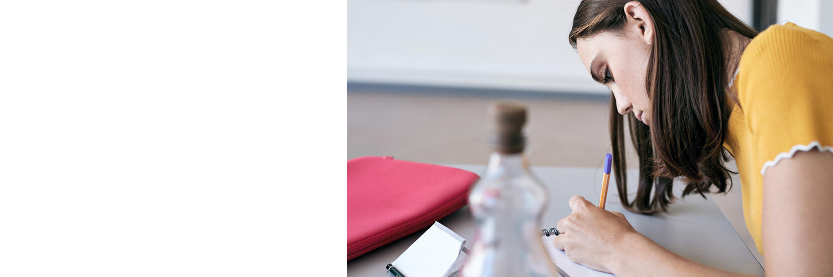 Eine Frau schreibt auf einen Block.