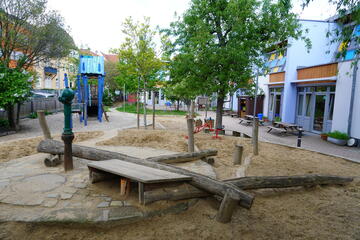 Unser Gartenbereich mit Sand-, Matsch- und Kletterbereich