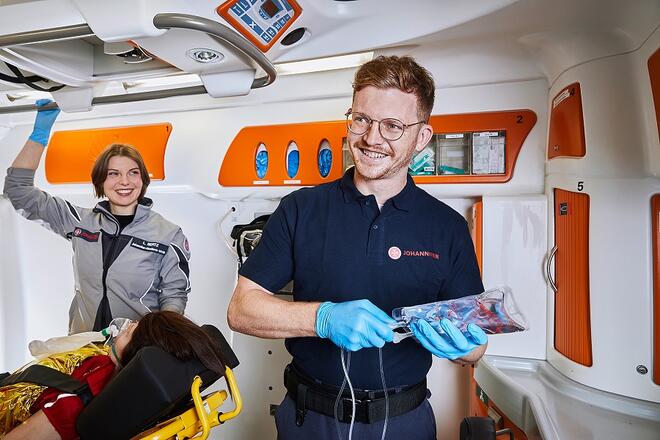 Die Notfallsanitäter Ausbildung an der Johanniter-Akademie umfasst sowohl theoretischen Unterricht als auch praktische Einsätze.