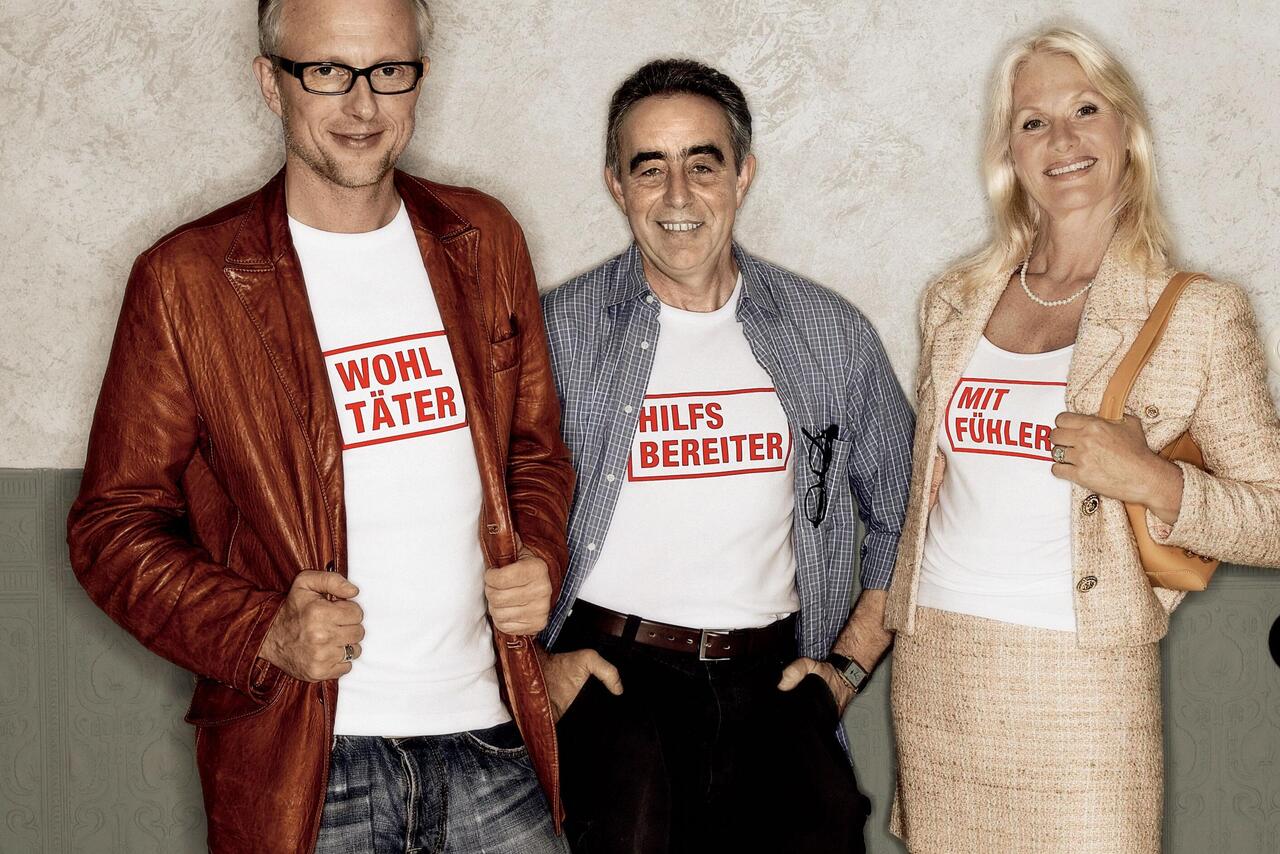 Drei Johanniter-Fördermitglieder tragen T-Shirts mit der Aufschrift "Wohltäter", "Hilfbereiter", "Mitfühler".