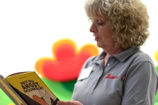 Auch mit Vorlesen und Zuhören stehen die Johanniter den Familien mit erkrankten Kindern zur Seite.