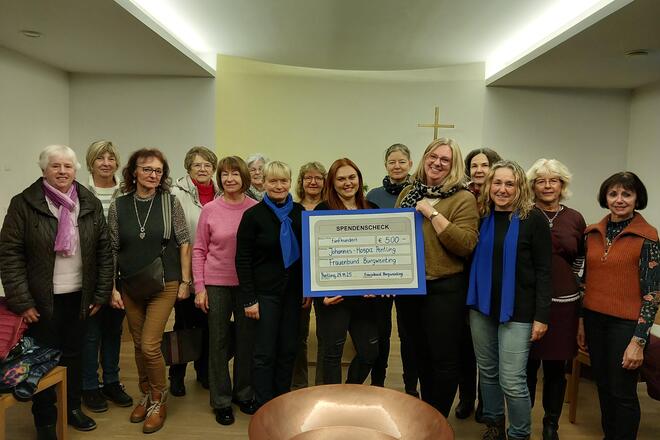 Bild vom Frauenbund bei der Spendenübergabe