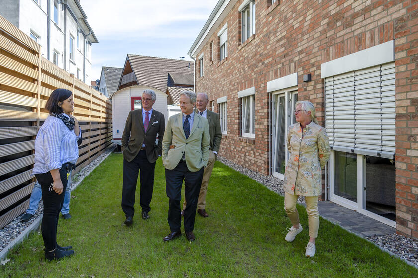 Im Garten des Wohnhauses: Dr. Klaus von Gierke, Dr. Oskar Prinz von Preußen, Dr. Erik Olaf Peters und Sandra Zitzer (v.l.) sprachen mit Bereichsleiterin Sandra David (l.) über die Herausforderungen der stationären Kinder- und Jugendhilfe.