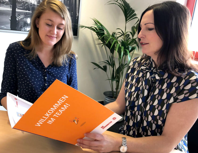 FSJ-Gespräch Hanau: Zwei Damen im Gespräch für eine FSJ- Stelle