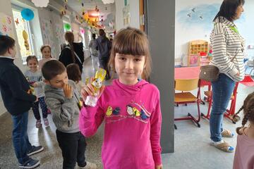 Kinder bei der Ostereiersuche