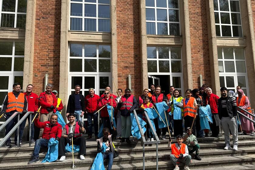 Gruppenbild aller Teilnehmenden vor der LUK Kiel