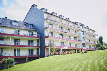 Zwei mehrgeschossige Häuser mit Balkonen das Johanniterheim Velbert