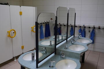Bad mit Waschbecken der Kinder 